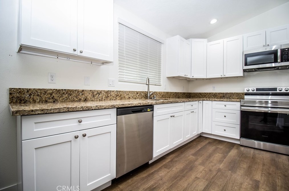 15560 Broken Bow Rd, Apple Valley CA  92307-2996 exterior