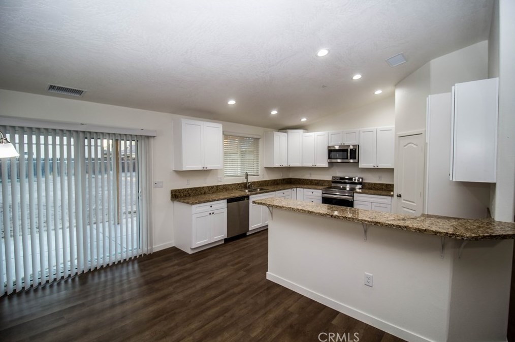 15560 Broken Bow Rd, Apple Valley CA  92307-2996 exterior