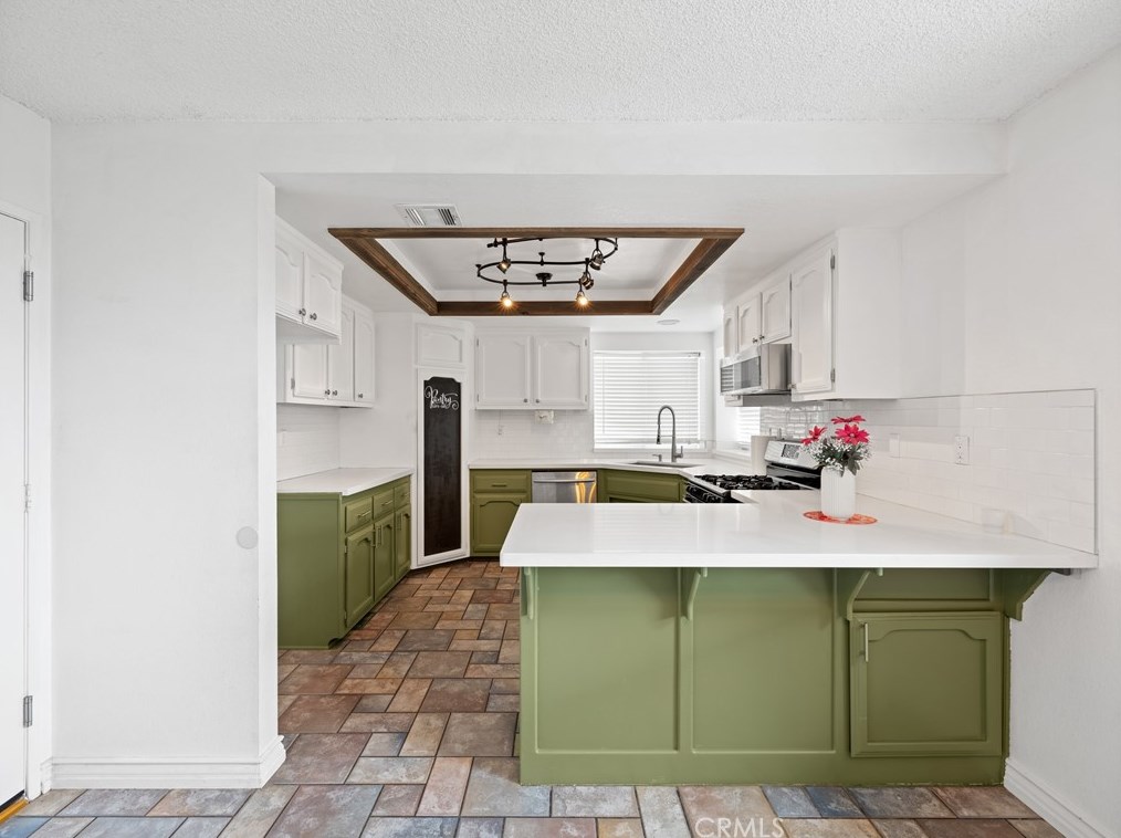 32564 Emerald Rd, Lucerne Valley CA  92356-7635 exterior