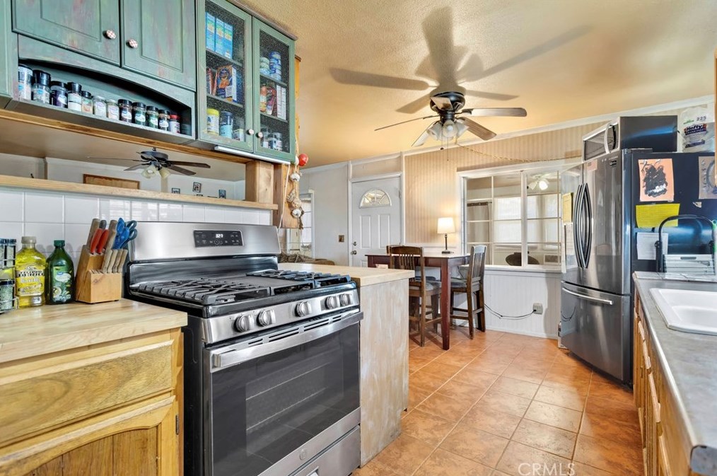 35210 Foothill Rd, Lucerne Valley, CA 92356-7762