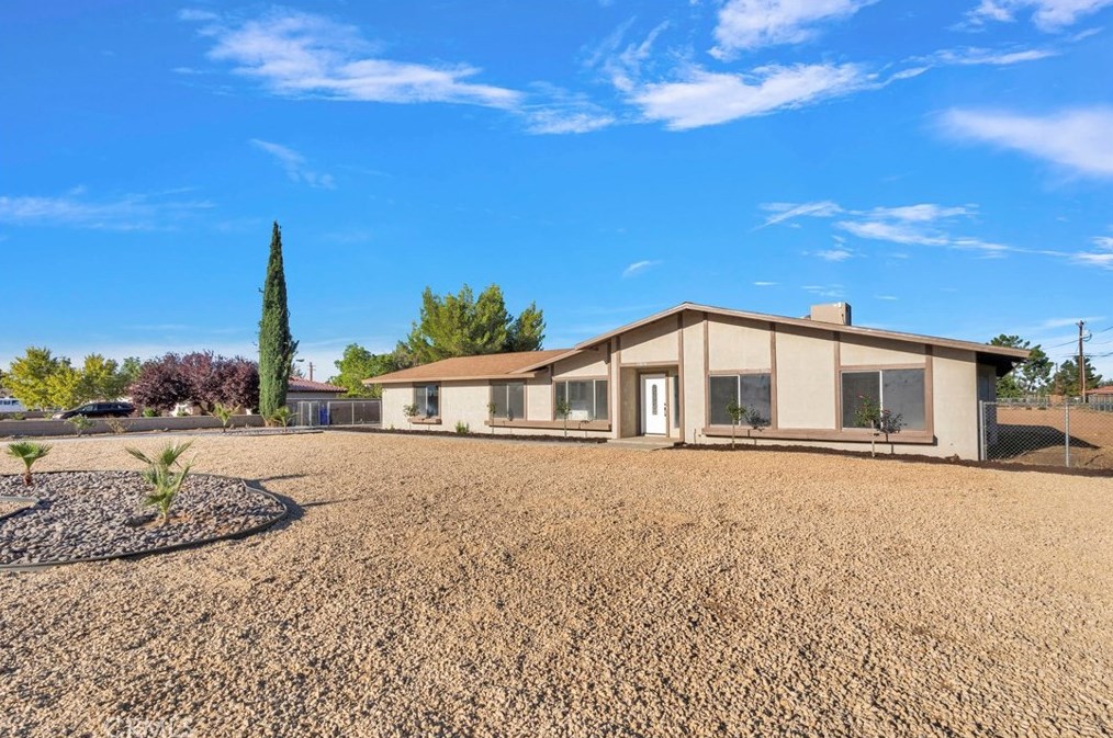 13870 Hopi Rd, Apple Valley, CA 92307-5715