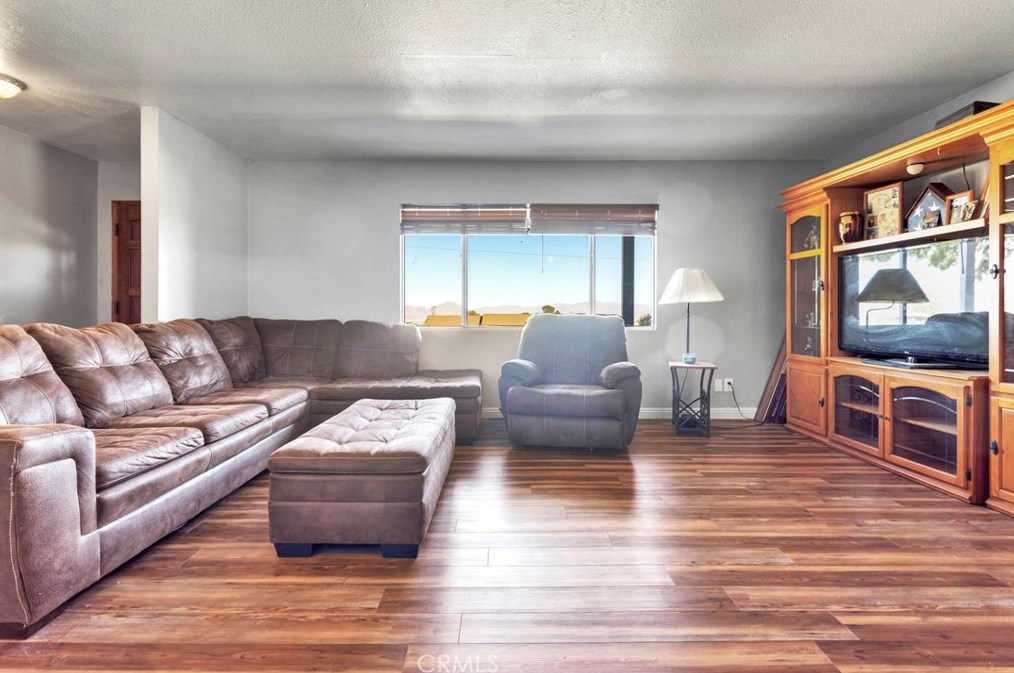 32695 Spinel Rd, Lucerne Valley, CA 92356-8584