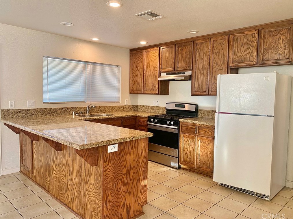 10025 Mountain Rd, Pinon Hills CA  92372-9393 exterior