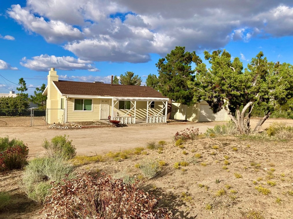 10025 Mountain Rd, Pinon Hills CA  92372-9393 exterior