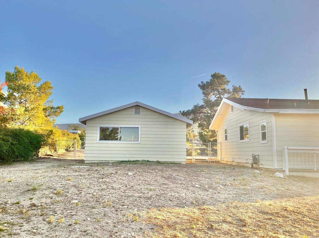10025 Mountain Rd, Pinon Hills CA  92372-9393 exterior