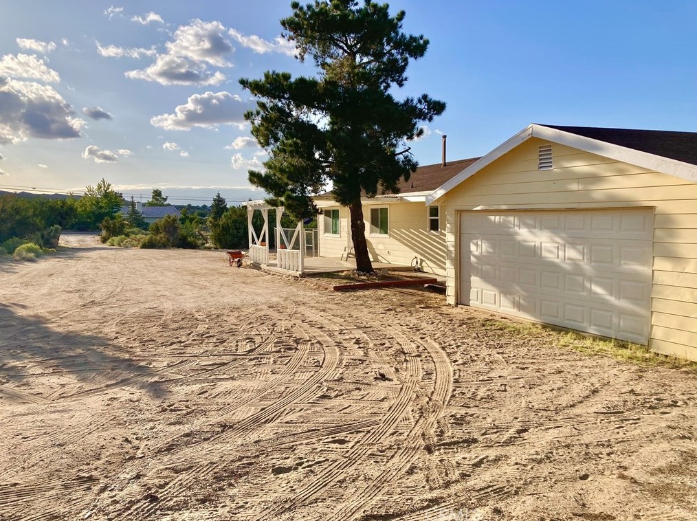 10025 Mountain Rd, Pinon Hills CA  92372-9393 exterior