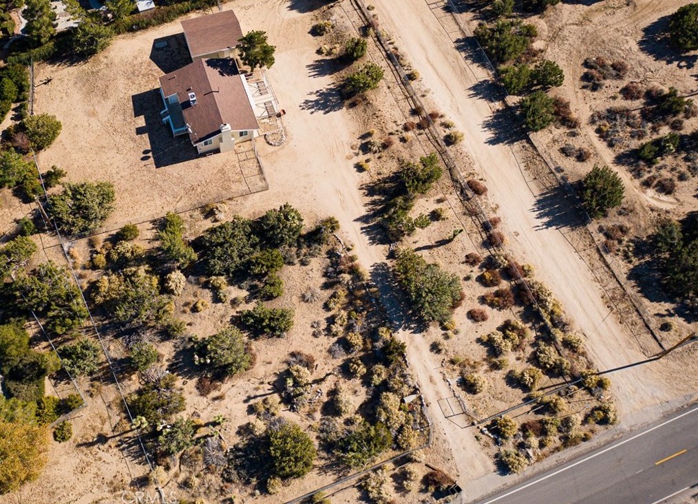 10025 Mountain Rd, Pinon Hills CA  92372-9393 exterior