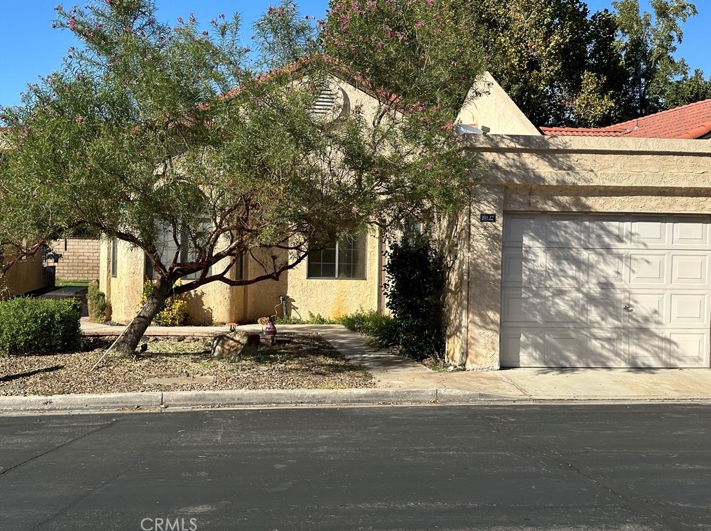 19122 Elm Dr, Apple Valley, CA 92308
