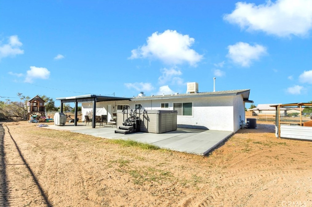 14731 Pawnee Rd, Apple Valley CA  92307-4028 exterior