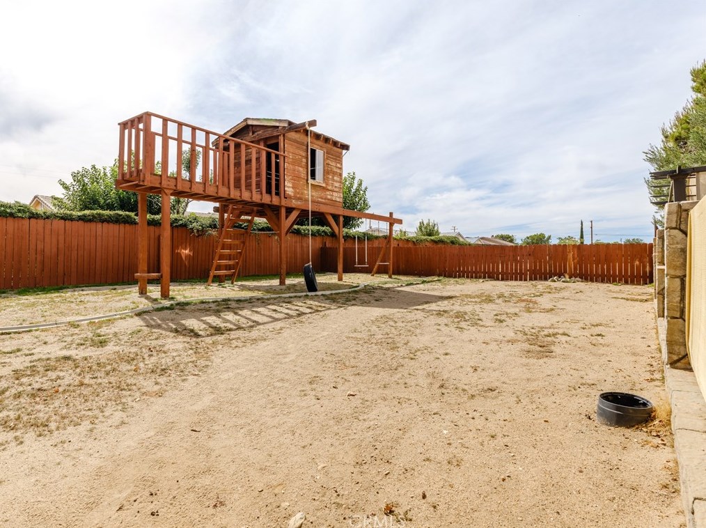 9856 Arroyo Ave, Hesperia CA  92345-2905 exterior