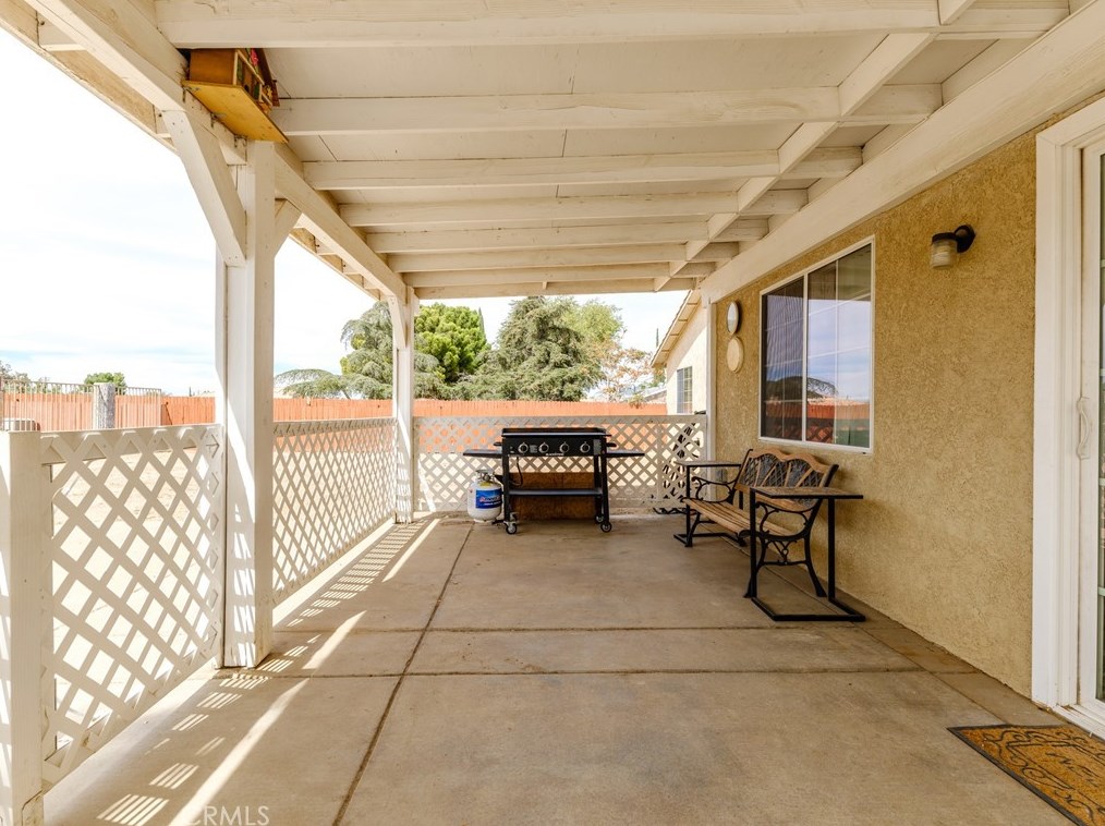 9856 Arroyo Ave, Hesperia CA  92345-2905 exterior