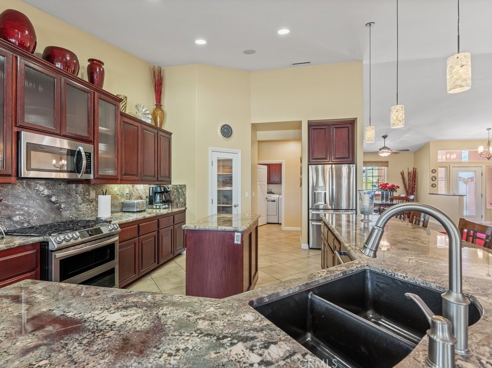 9542 Candlelight St, Apple Valley CA  92308-8615 exterior