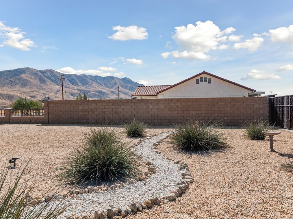9542 Candlelight St, Apple Valley CA  92308-8615 exterior
