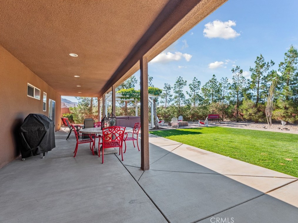 9542 Candlelight St, Apple Valley CA  92308-8615 exterior