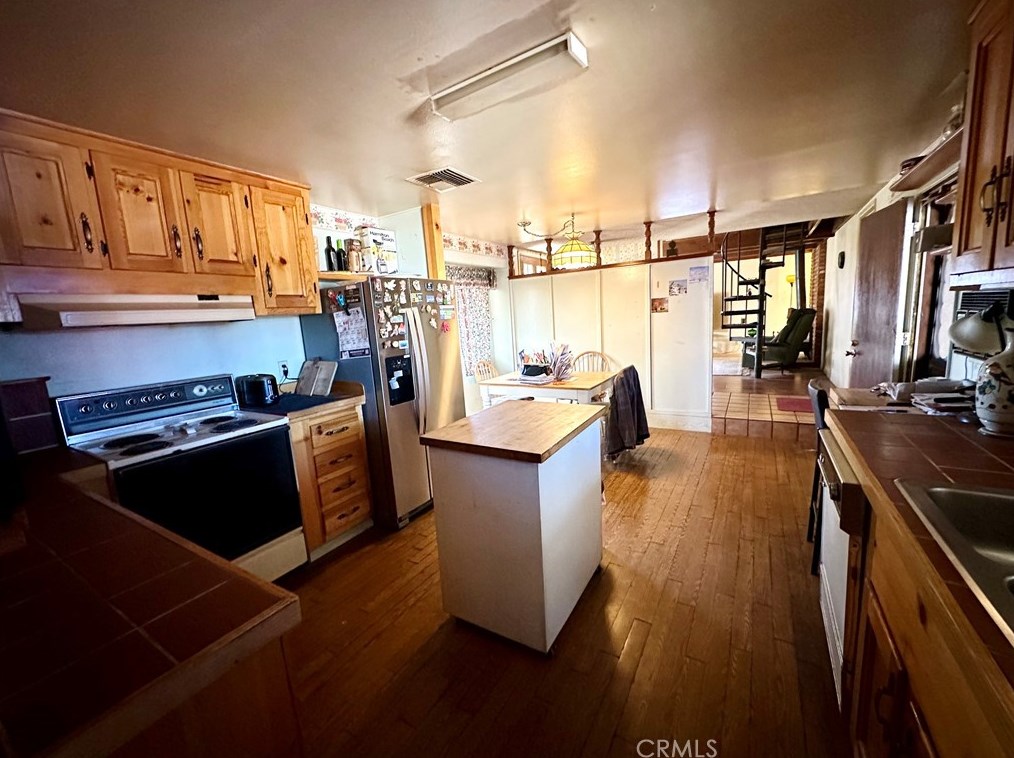 8622 Hickory Ave, Hesperia, CA 92345-3843