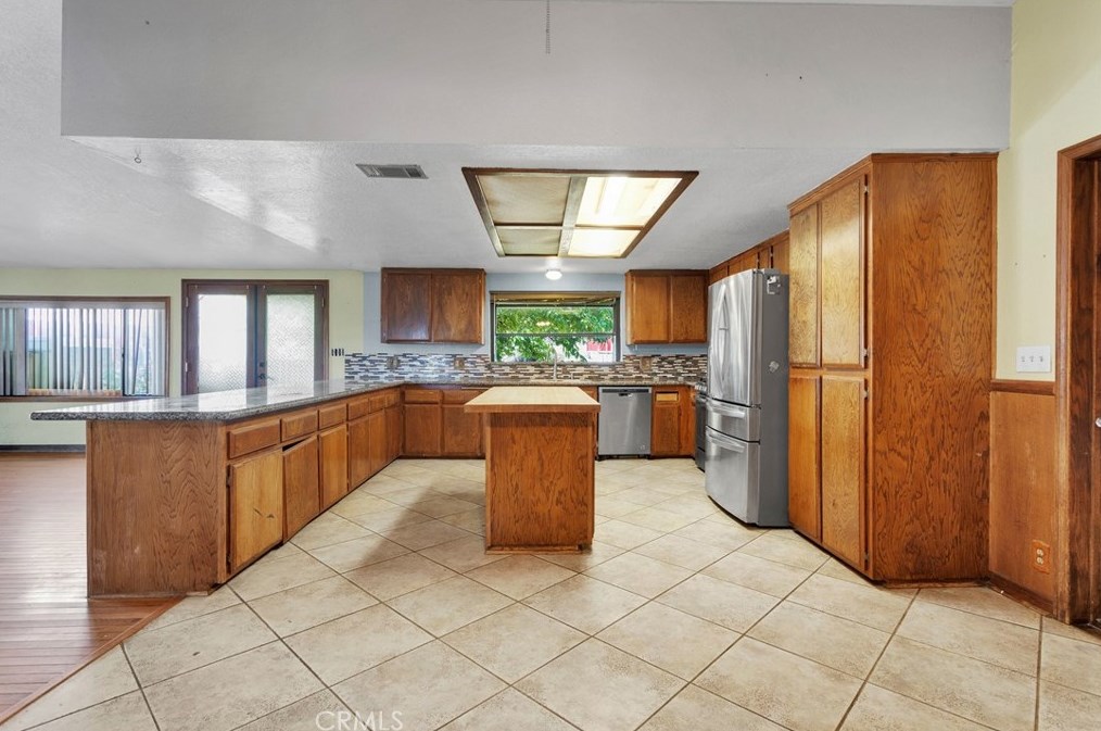 8577 Valle Vista Rd, Phelan, CA 92371-8616