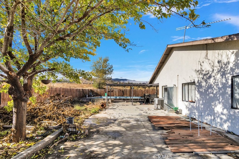 8577 Valle Vis Rd, Phelan CA  92371-9177 exterior