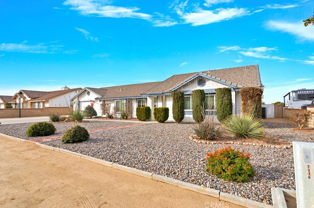 13396 Ivanpah Rd, Apple Valley, CA 92308-6064