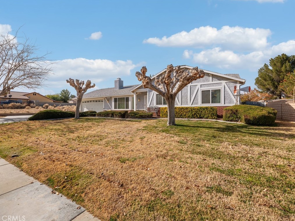 14292 Brentwood Dr, Victorville, CA 92395-4667
