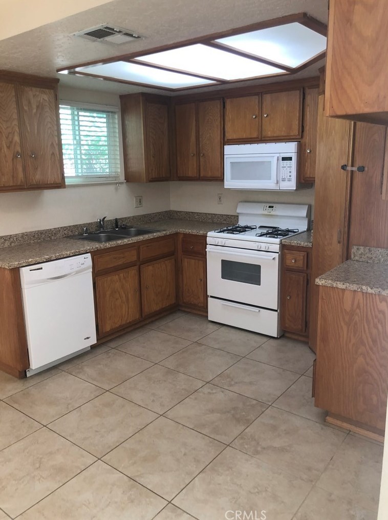 16454 Olive St, Hesperia CA  92345-9714 exterior