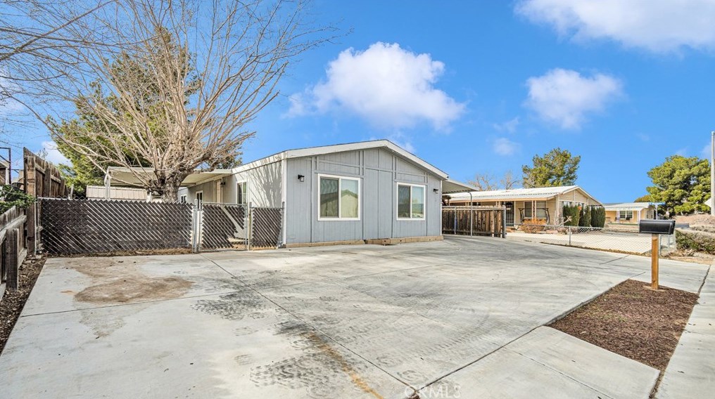 13752 Rodeo Dr, Victorville CA  92395-5621 exterior