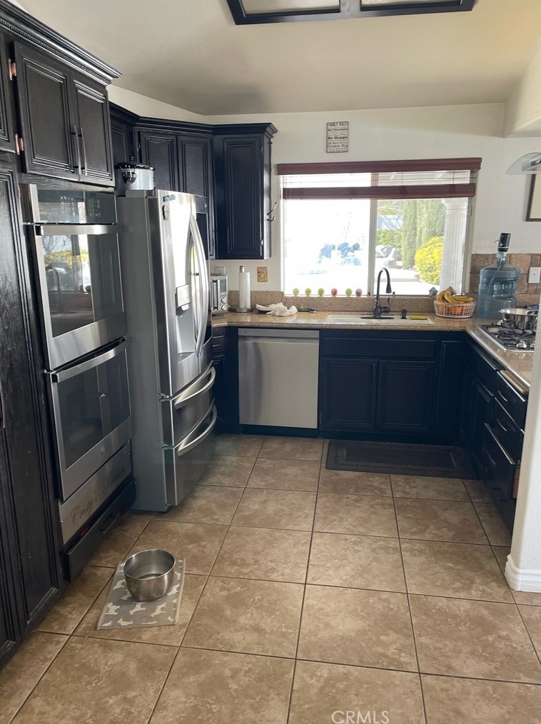14010 Falling Leaf Rd, Apple Valley, CA 92307-5677