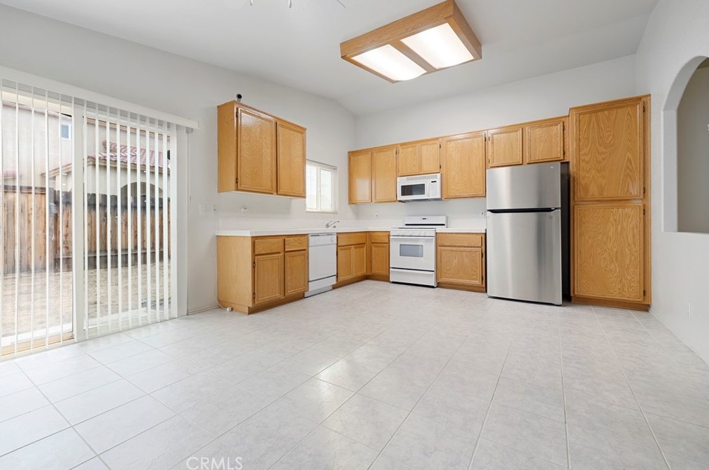 12741 Appian Ave, Victorville, CA 92395-8543