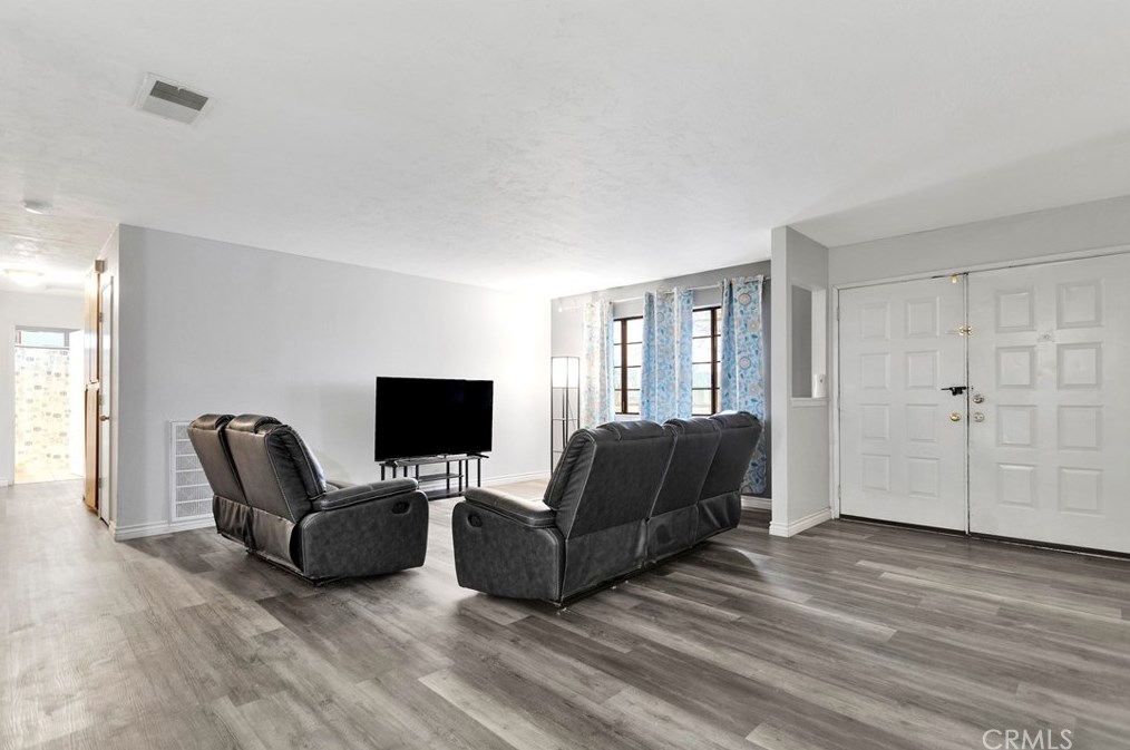 15225 Apache Rd, Apple Valley CA  92307-3301 exterior