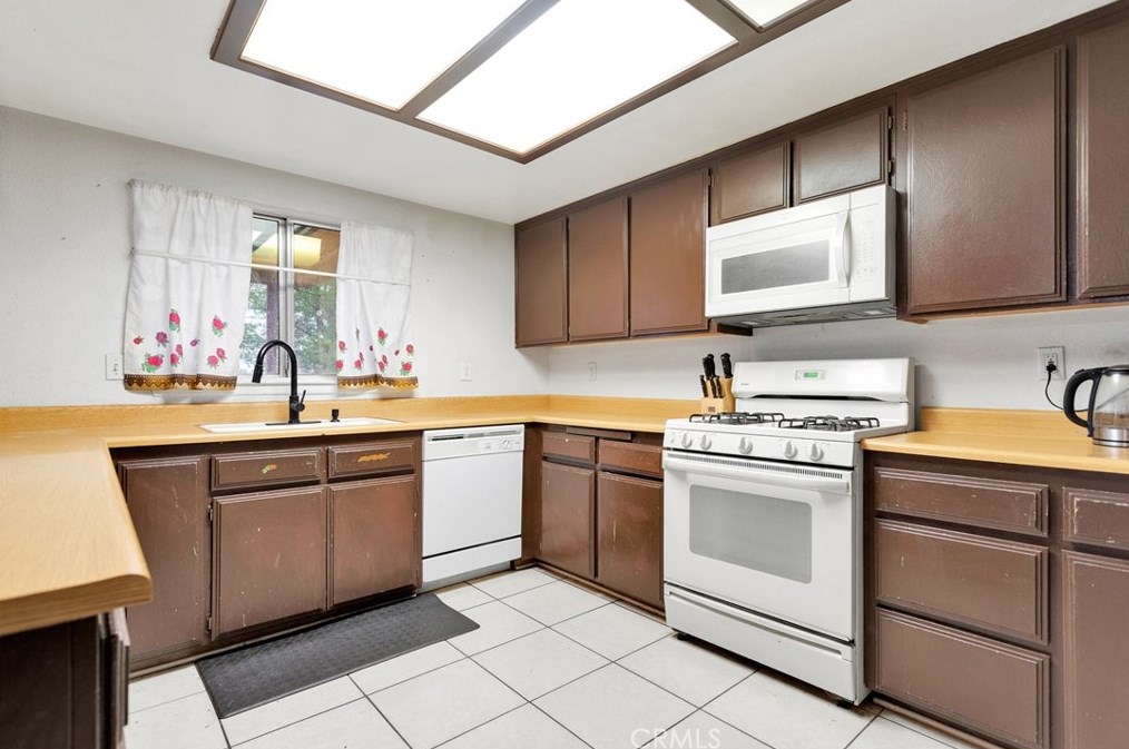15225 Apache Rd, Apple Valley CA  92307-3301 exterior