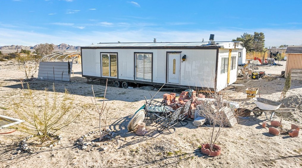 9179 Fairlane Rd, Lucerne Valley CA  92356-7832 exterior