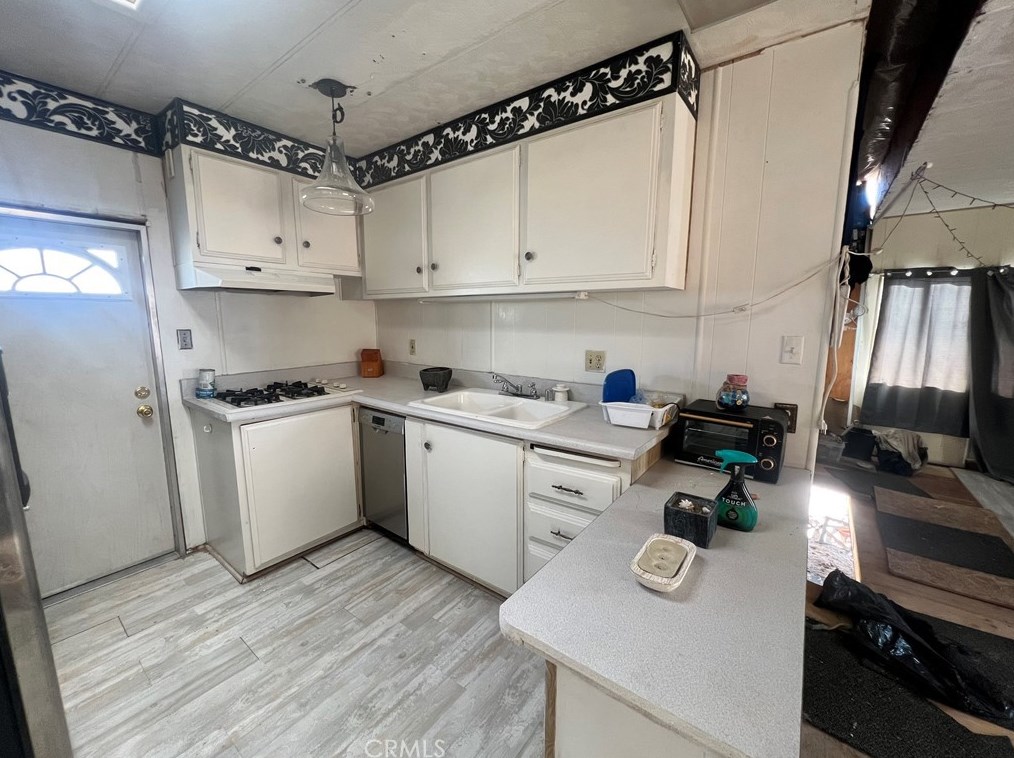 9179 Fairlane Rd, Lucerne Valley, CA 92356-7832