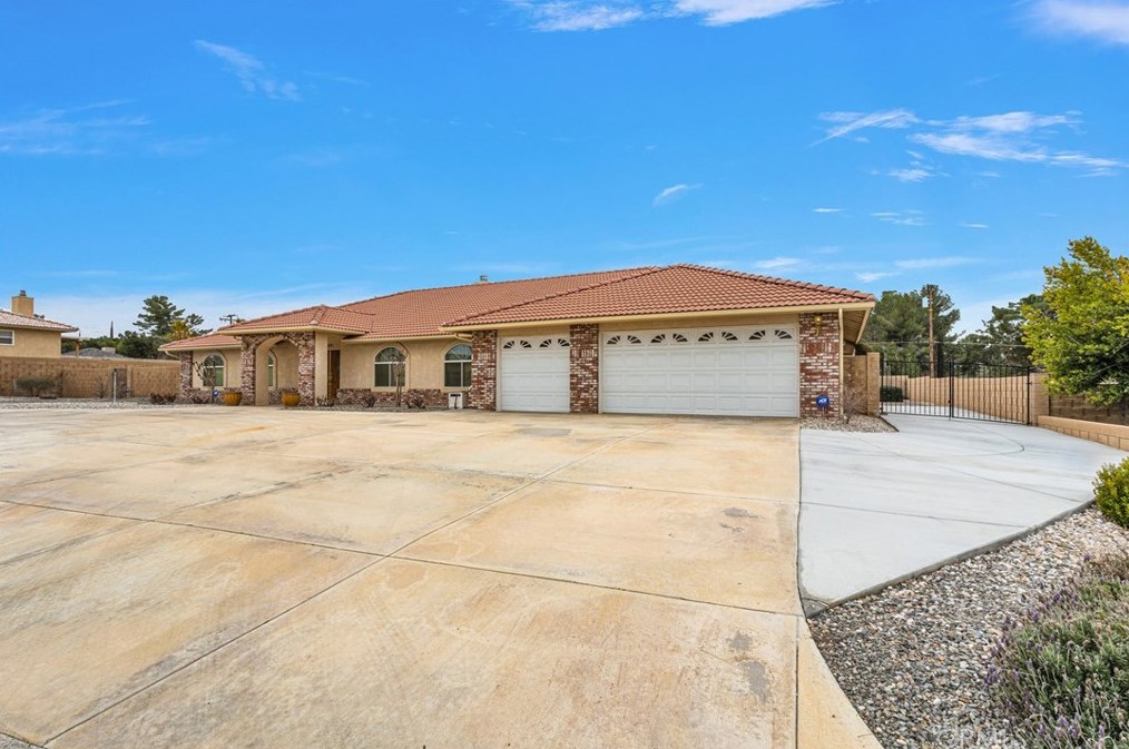 19881 Eyota Rd, Apple Valley CA  92308-4560 exterior