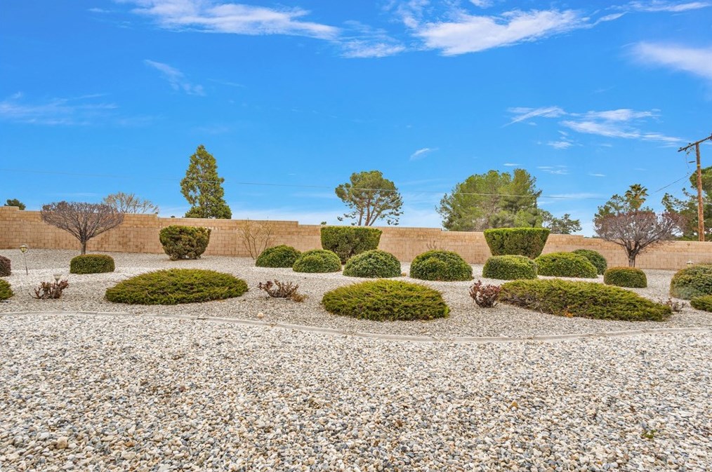 19881 Eyota Rd, Apple Valley CA  92308-4560 exterior