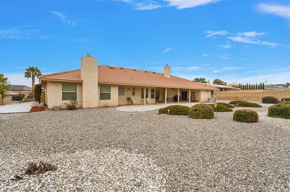 19881 Eyota Rd, Apple Valley CA  92308-4560 exterior