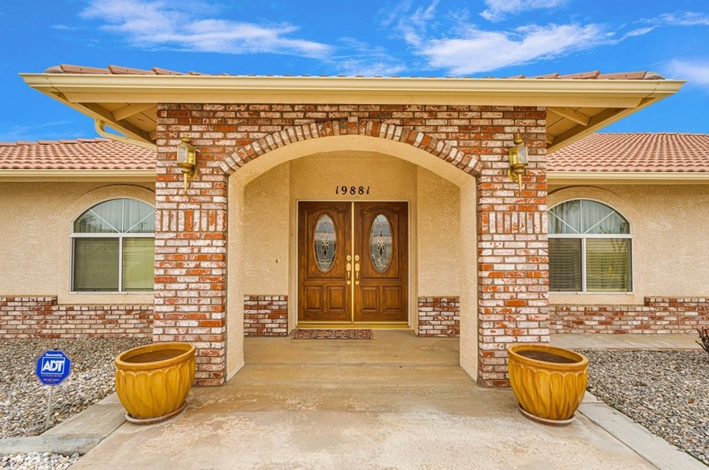 19881 Eyota Rd, Apple Valley CA  92308-4560 exterior