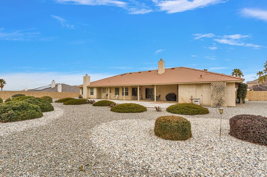 19881 Eyota Rd, Apple Valley CA  92308-4560 exterior