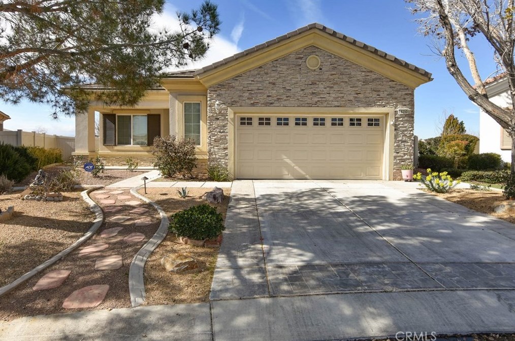 19250 Galloping Hill Rd, Apple Valley, CA 92308-3614
