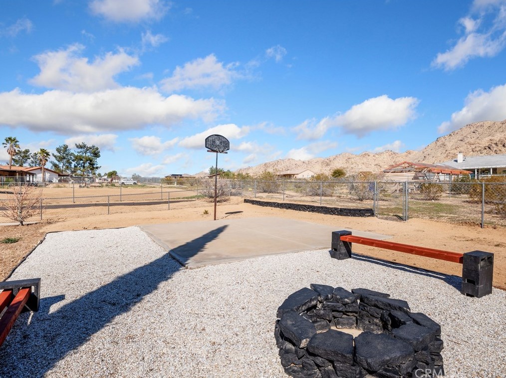 16975 Ouray Rd, Apple Valley CA  92307-1118 exterior