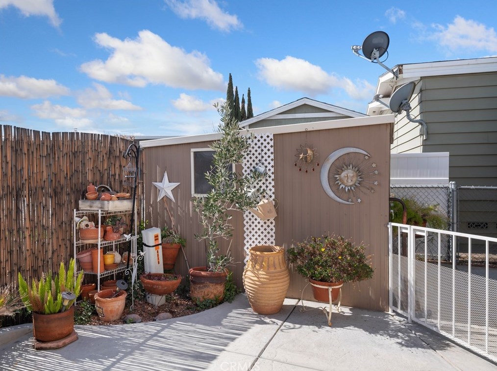 13393 Mariposa Rd, Victorville CA  92395-5309 exterior
