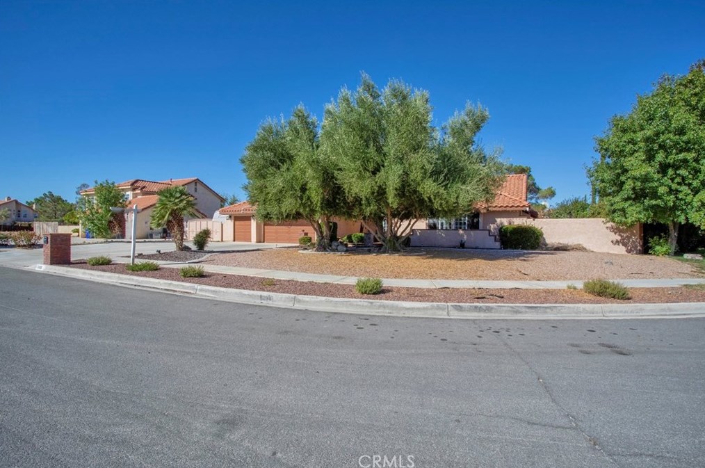12450 Pocono Pl, Apple Valley, CA 92308