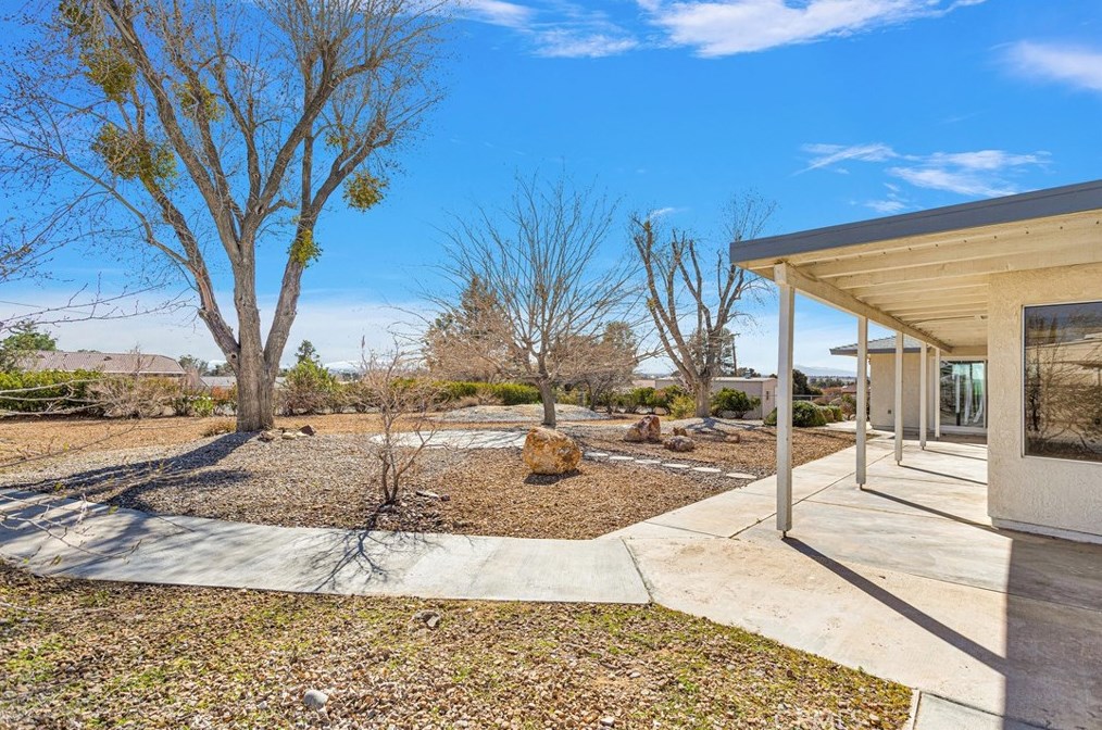 19135 Seneca Rd, Apple Valley CA  92307-5338 exterior