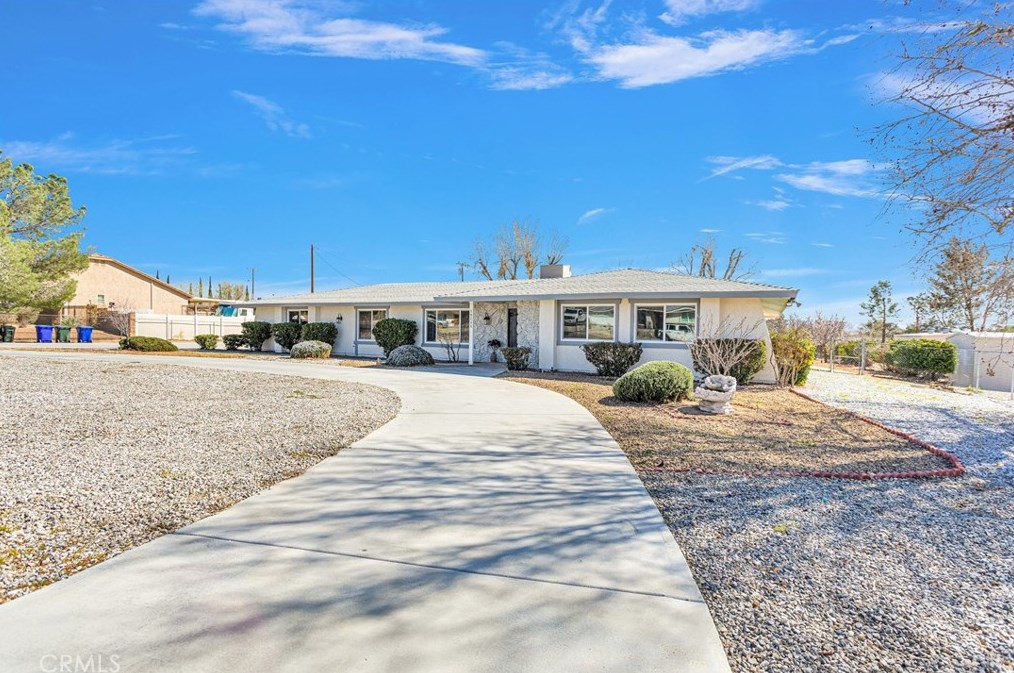 19135 Seneca Rd, Apple Valley CA  92307-5338 exterior