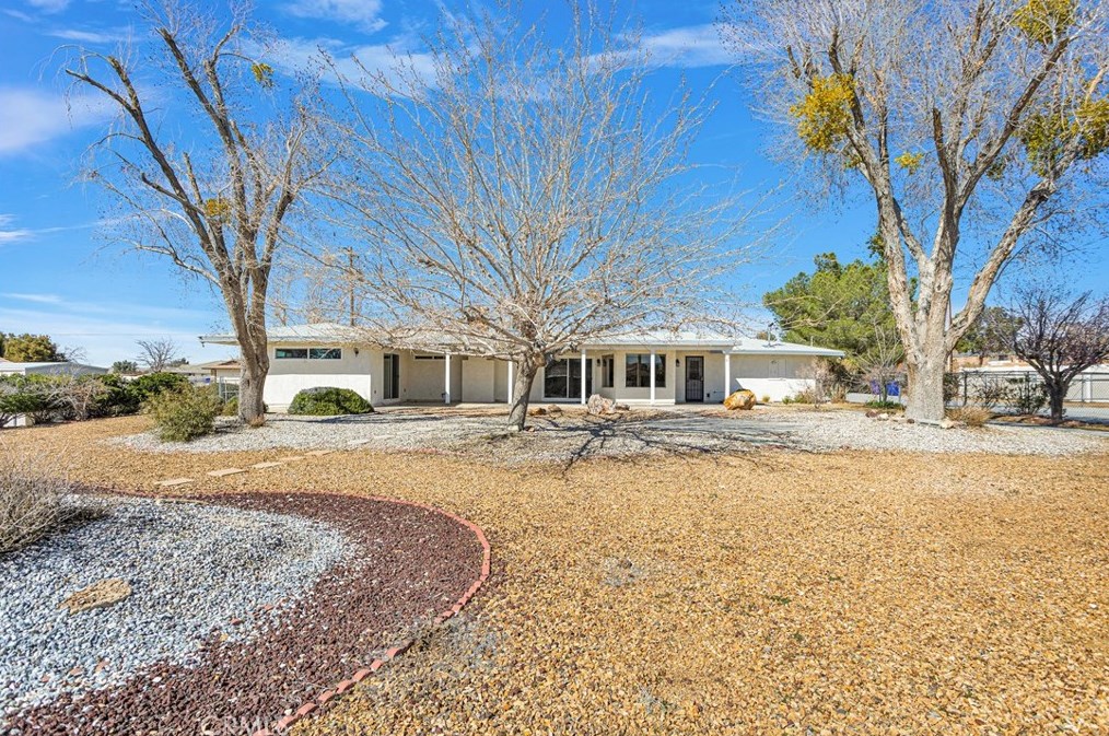 19135 Seneca Rd, Apple Valley CA  92307-5338 exterior