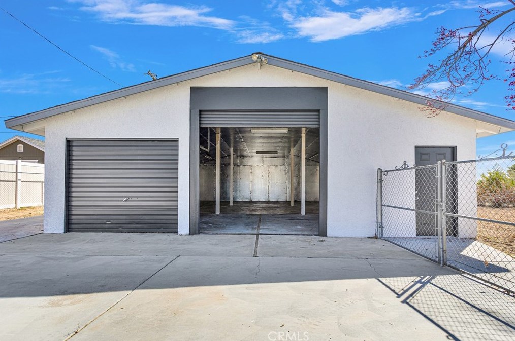19135 Seneca Rd, Apple Valley CA  92307-5338 exterior