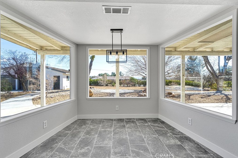 19135 Seneca Rd, Apple Valley CA  92307-5338 exterior