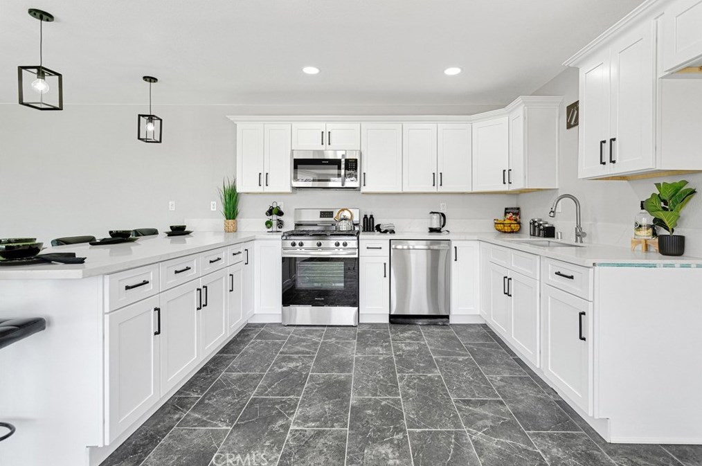 19135 Seneca Rd, Apple Valley CA  92307-5338 exterior