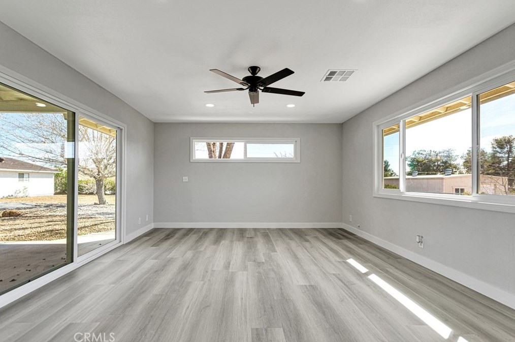 19135 Seneca Rd, Apple Valley CA  92307-5338 exterior