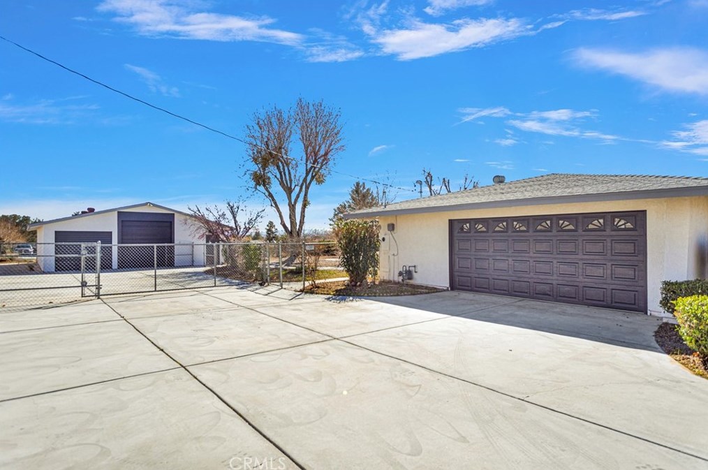 19135 Seneca Rd, Apple Valley CA  92307-5338 exterior