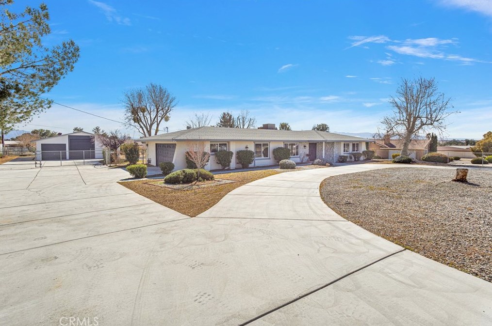 19135 Seneca Rd, Apple Valley CA  92307-5338 exterior
