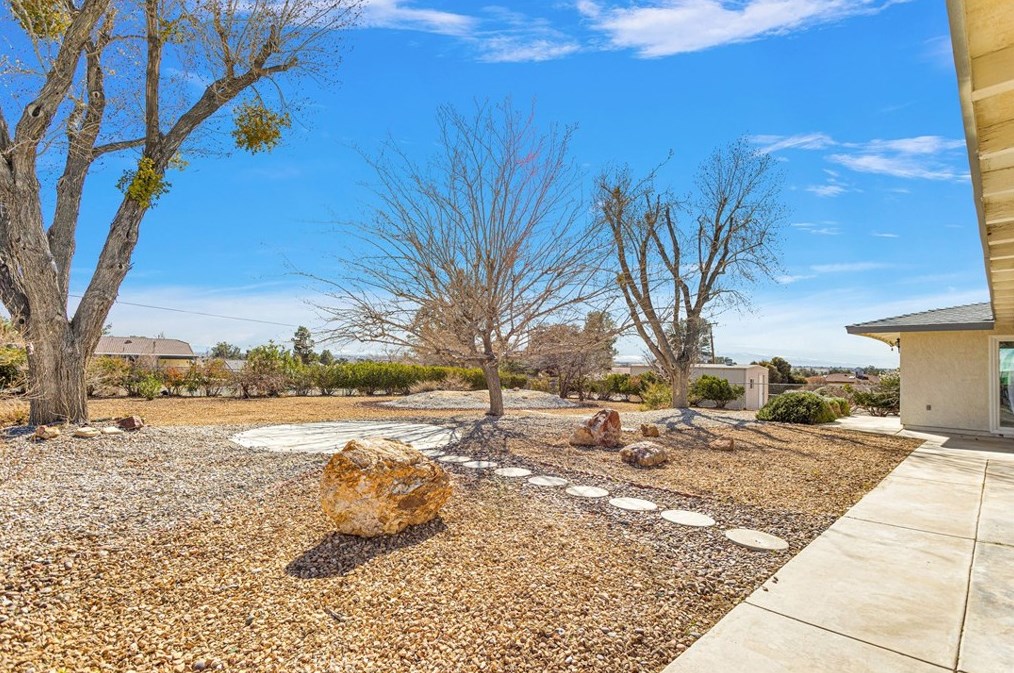 19135 Seneca Rd, Apple Valley CA  92307-5338 exterior